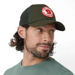 FJÄLLRÄVEN 1960 Logo Långtradarkeps - Deep Forest -Patagonia Outlet Sales Fjallraven AW23 1960LogoLangtradarkepsCap ForestGreen 04