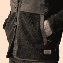 FJÄLLRÄVEN Men's Vardag Pile Jacket - Chalk White / Indigo Blue -Patagonia Outlet Sales Fjallraven AW23 VardagPileJacket Black 05 63559b27 885b 4174 8e0d 0f9abc74e656