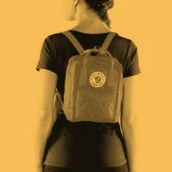 FJÄLLRÄVEN Kånken Mini Backpack - Arctic Green & Spicy Orange -Patagonia Outlet Sales Fjallraven SS23 KankenMini GreenSpicedOrange 03