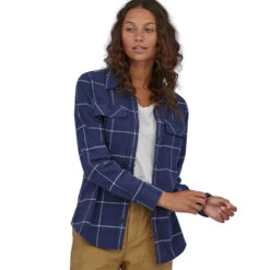 Patagonia Women's LS Organic Cotton Fjord Flannel Shirt - Woodland: New Navy -Patagonia Outlet Sales Patagonia AW22 WsFjordFlannel WLNE 03