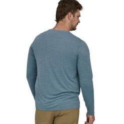 Patagonia Men's L/S Capilene Cool Daily Graphic Shirt - Line Logo Ridge Stripe: Light Plume Grey X-Dye -Patagonia Outlet Sales Patagonia SS23 LSCapCoolGraphic LIPX 03